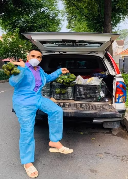 Trong một chương trình, Quyền Linh tiết lộ, chiếc xe của mình "nát" sau khi tham gia chống dịch, còn không thể bán được. Tuy nhiên, đối với thiệt hại này, MC Quyền Linh cho biết bản thân vẫn coi sự cống hiến của mình là niềm vui. Ảnh: FBNV