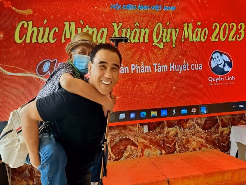 Trên trang cá nhân, con gái của NSƯT Lê Văn Duy chia sẻ về hành động gây xúc động của Quyền Linh: "Ba tôi tuổi cao, sức yếu, đi chậm, anh Quyền Linh không ngại cõng ông lên các tầng lầu để dự tân niên Hội Điện ảnh Việt Nam tại TP. HCM. Một người nghệ sĩ có tâm, có tấm lòng và nụ cười hòa ái, chân tình, anh luôn ghi nhớ, biết ơn những bậc tiền bối trong nghề". Ảnh: Vietnamnet
