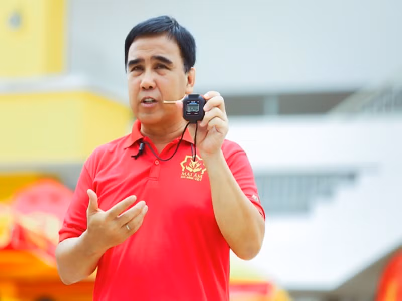 Ví như trong chương trình "Vượt lên chính mình", Quyền Linh đã bấm đồng hồ trước thời gian quy định để các gia đình nghèo chiến thắng thử thách, được cấp vốn làm ăn. Nam MC giải thích cho hành động này: "Tôi sợ người ta thực hiện thao tác không kịp giờ nên hay chỉnh đồng hồ lại. Làm như vậy, họ có tiền nhiều, xoay sở cuộc sống...". Ảnh: Người lao động