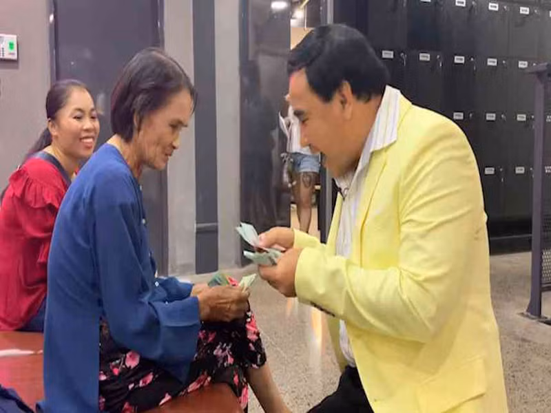 Ở hậu trường một chương trình, Quyền Linh trao tặng 10 triệu đồng để giúp hai cặp mẹ chồng, nàng dâu phần nào trang trải cuộc sống. Vì lúc đó, trong túi chỉ có hơn 6 triệu, nên “MC quốc dân” đã mượn thêm 4 triệu của ê-kíp. Ảnh: Người đưa tin