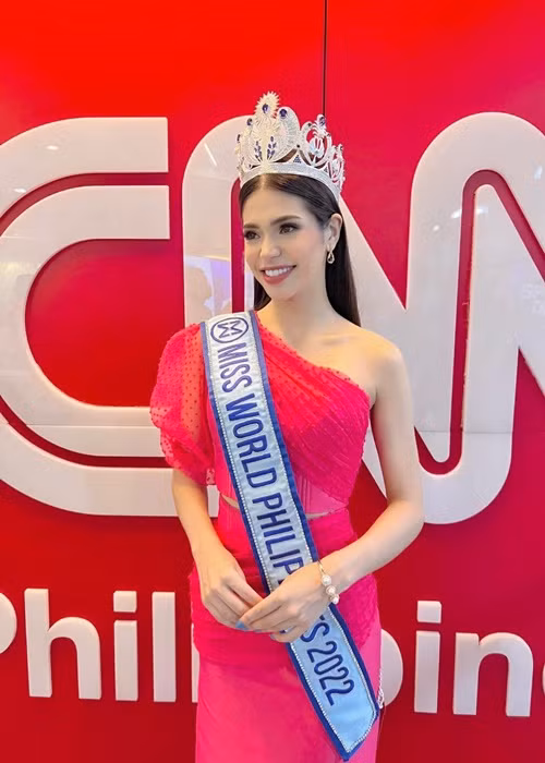 Gwendolyne lẽ ra đã chọn tiếp tục sống ở Pháp nhưng lại quyết định định cư ở Philippines khi 18 tuổi. Nữ giáo viên ngoại ngữ này đóng góp vào sự phát triển giáo dục của Philippines. Ảnh: FBNV