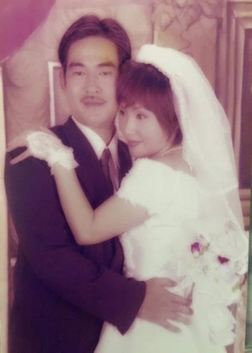 Nữ diễn viên phim “Nhà bà Nữ” từng chia tay chồng, trở về nhà mẹ đẻ ở TPHCM. Tuy nhiên, chồng của cô từ Huế vào TPHCM để thuyết phục cô quay trở lại. Sau đó, cả hai tái hợp. Khi Ngân Quỳnh sinh con, mẹ của cô mới chấp nhận mối quan hệ của vợ chồng Ngân Quỳnh. Ảnh: FBNV