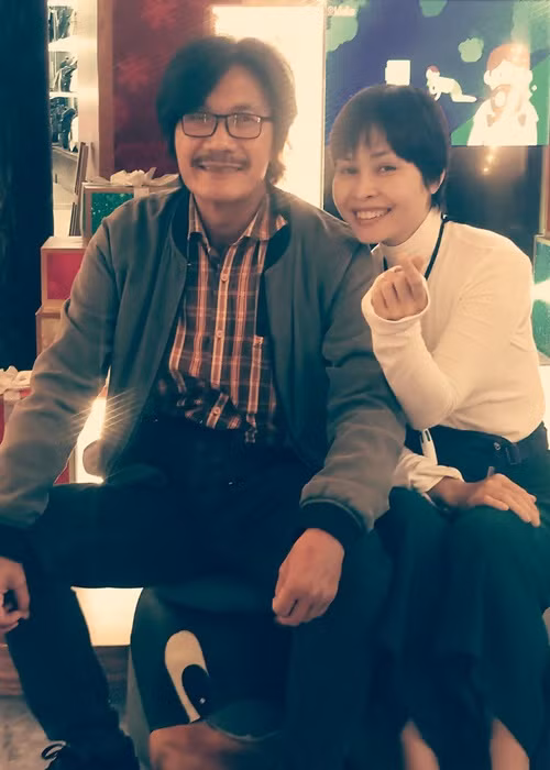 Nghệ sĩ Công Ninh kết hôn vào năm 2012 khi bước sang tuổi 50. Vợ của nam diễn viên phim "Nhà bà Nữ" tên Tuyết Vân, kém anh gần 2 giáp. Ảnh: FBNV