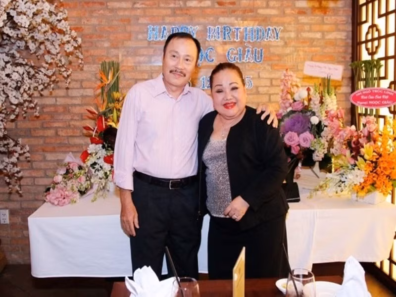 Năm 1980, nghệ sĩ Ngọc Giàu tái hôn với nhạc sĩ Nguyễn Kim Bằng. Hai người yêu nhau khi còn chung sân khấu Trần Hữu Trang. Do nhiều mâu thuẫn, vợ chồng nghệ sĩ Ngọc Giàu từng chia tay 3 năm. Tuy nhiên, vì muốn giữ gia đình, bà nhẫn nhịn gọi chồng về. Ảnh: Vietnamnet