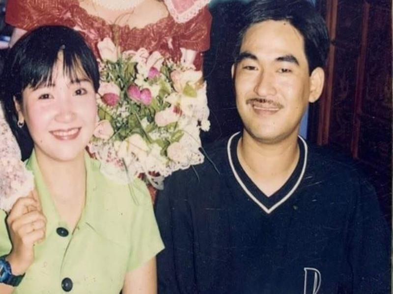 Nghệ sĩ Ngân Quỳnh gặp ông xã Nguyễn Chung vào năm 1987 khi ra Huế tham gia đoàn cải lương. Vì bị mẹ phản đối, Ngân Quỳnh chia tay người yêu ra Quảng Ngãi theo đoàn ca hát. Sau đó, Nguyễn Chung vào Quảng Ngãi tìm Ngân Quỳnh. Cả hai sau đó trốn ra Huế. Ảnh: FBNV