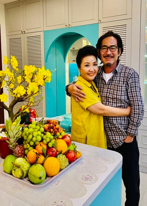 Sau khi kết hôn, Nguyễn Chung quyết định trở thành tài xế riêng cho Ngân Quỳnh cũng như chăm sóc các con để cô yên tâm hoạt động nghệ thuật. Đến nay, cả hai vẫn giữ thói quen uống cà phê cùng nhau, dành cho đối phương nụ hôn trước khi ngủ. Ảnh: FBNV