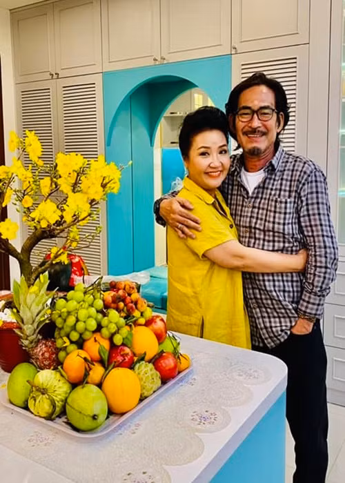 Sau khi kết hôn, Nguyễn Chung quyết định trở thành tài xế riêng cho Ngân Quỳnh cũng như chăm sóc các con để cô yên tâm hoạt động nghệ thuật. Đến nay, cả hai vẫn giữ thói quen uống cà phê cùng nhau, dành cho đối phương nụ hôn trước khi ngủ. Ảnh: FBNV