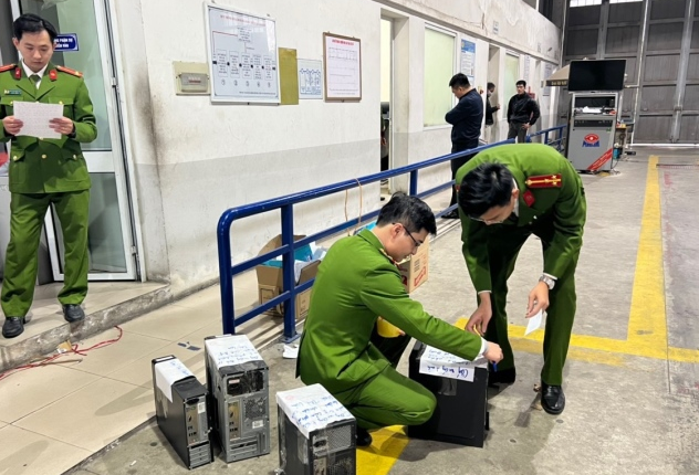 Bắt Giám đốc, Phó giám đốc và 3 nhân viên Trung tâm đăng kiểm 29-07D - Hình 2 Bat Giam doc, Pho giam doc va 3 nhan vien Trung tam dang kiem 29-07D-Hinh-2