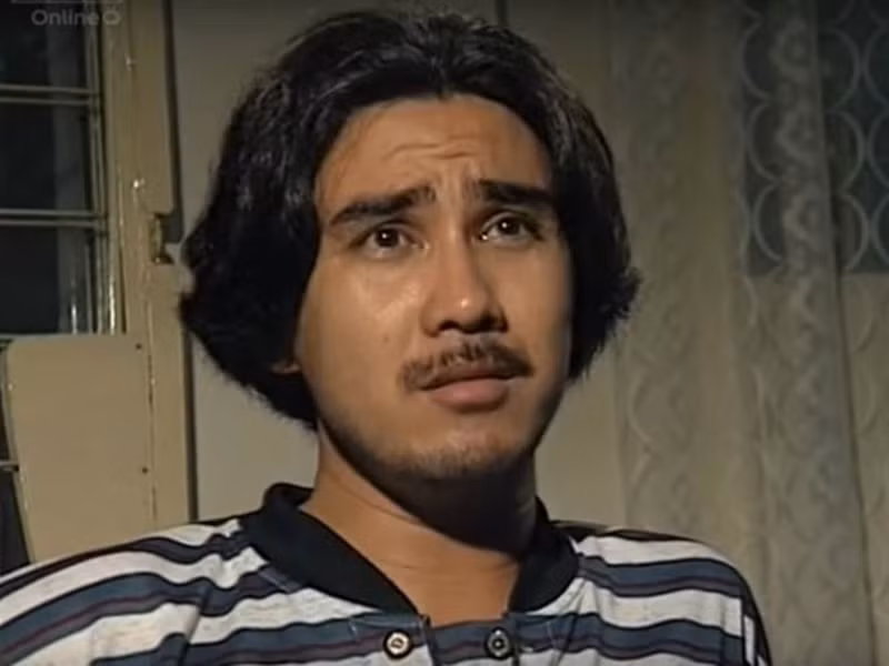 Sau khi ra trường, Quyền Linh thất nghiệp. Không có tiền thuê phòng trọ, anh ở chui trong ký túc xá. Có khi bị đuổi, anh lại phải nằm co ro trên ghế đá. Đến khi vào đoàn hát Kim Cương, Quyền Linh chỉ đóng vai phụ, tiền thù lao đủ mua hai gói xôi với ly nước mía. Ảnh: Tổ Quốc