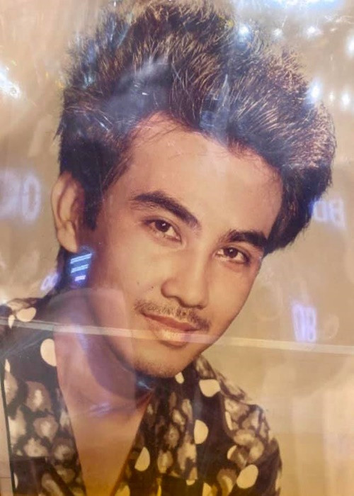 Có thời gian, mỗi sáng sớm Quyền Linh lại ra chợ Cầu Muối, chờ xe chở hàng rau củ đến để phụ vác, phụ sắp hàng. Anh không lấy công, chỉ xin ông chủ cho rau củ hư úng, bỏ đi để mang về bán. Ảnh: Thế giới trẻ