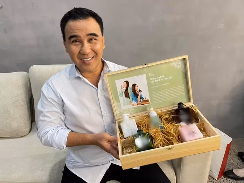 Bên cạnh là gương mặt MC đắt show truyền hình, diễn viên Quyền Linh còn được xem là “vua quảng cáo”. Ảnh: FBNV