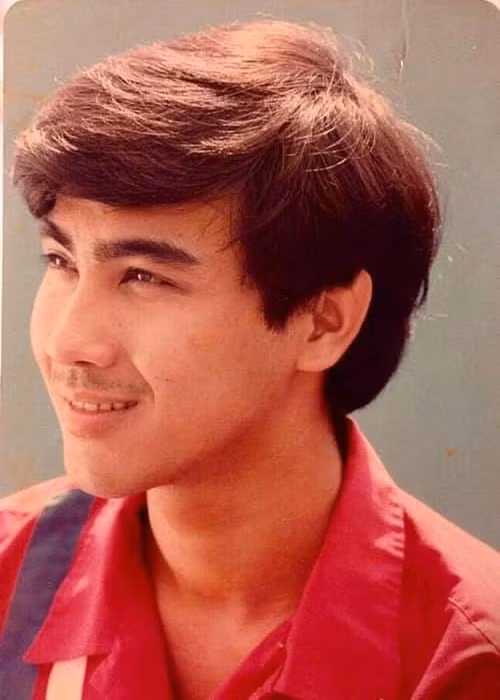 Học gần xong phổ thông, Quyền Linh trúng tuyển vào trường Sân khấu Điện ảnh. Ngày lên thành phố, anh thiếu ăn, người ốm nhách, bạn bè gọi là Linh "Ống hút". Nam MC để dành tiền mua cái ống bơm làm nghề bơm xe đạp dạo. Sau đó, anh chuyển sang lượm ve chai, lông vịt. Ảnh: Thế giới trẻ