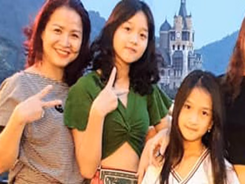 Thu Hạnh kết hôn với một cảnh sát hình sự, có hai con gái. Cô chia sẻ trên Pháp luật và xã hội, gia đình cô luôn có nguyên tắc là “việc ai người nấy làm”, chồng làm về bên cảnh sát hình sự, cô thì làm nghệ thuật, hai ngành nghề đặc thù bận rộn nên cô luôn cố gắng sắp xếp, cân đối cuộc sống gia đình. Ảnh: Vietnamnet