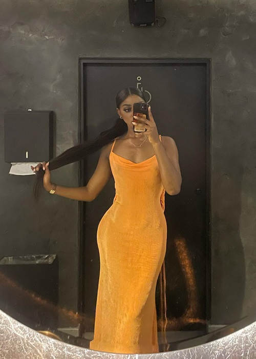 Đại diện Nam Phi có vòng eo 66cm, vòng một 76cm.