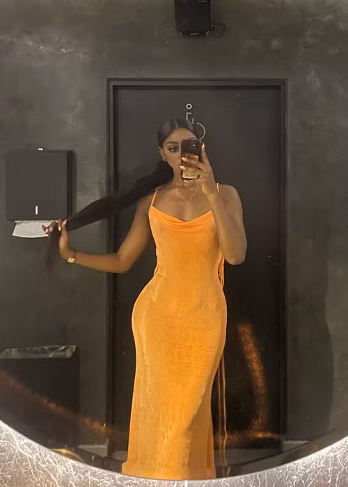 Đại diện Nam Phi có vòng eo 66cm, vòng một 76cm.