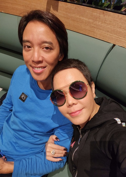 Hoài Phương còn hỗ trợ Việt Hương về kinh doanh mỹ phẩm, nhà hàng từ lo giấy tờ, thương lượng đối tác, mua nguyên liệu, giá cả. Ảnh: FBNV