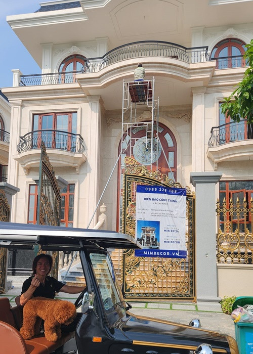 Ông xã Việt Hương đã bán một phần cơ ngơi ở Mỹ để mua nhà ở Việt Nam. Ảnh: FBNV