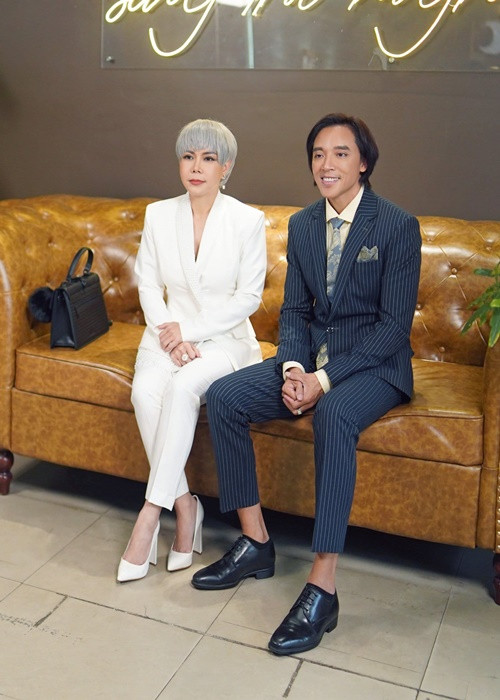 Hoài Phương còn tặng những món quà ý nghĩa cho Việt Hương. “Mẹ tôi mới mất không lâu, gia cảnh neo đơn lại đang ở xứ lạ quê người. Tự nhiên ảnh chơi đàn bầu. Đánh được nửa bài tôi bật khóc”, Việt Hương kể về món quà ý nghĩa của chồng. Ảnh: FBNV