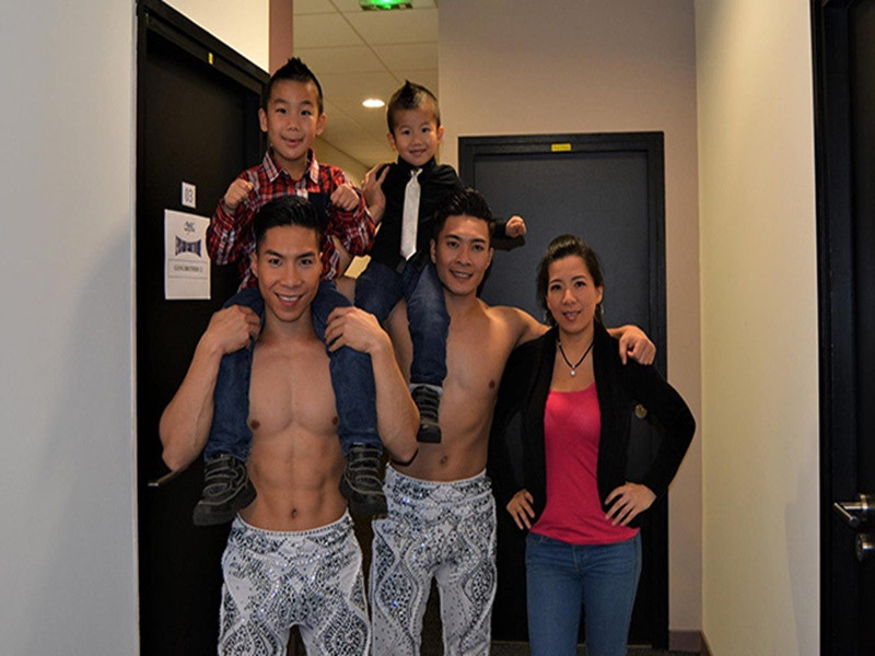 Mỹ Phụng thường kể cho các con về hành trình xiếc của Quốc Cơ - Quốc Nghiệp. Ảnh: Dân Việt