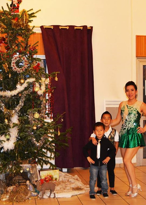 Hai con trai của Mỹ Phụng được mẹ dạy làm xiếc từ nhỏ. Ảnh: VTC