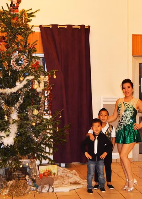 Hai con trai của Mỹ Phụng được mẹ dạy làm xiếc từ nhỏ. Ảnh: VTC