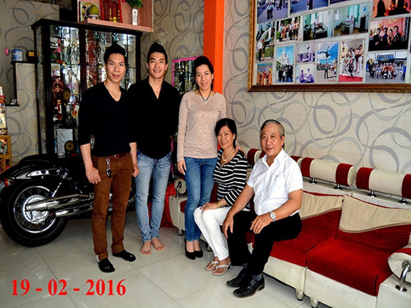 Mỹ Phụng chia sẻ trên Dân Việt, từ năm 18 tuổi, cô tham gia vào đoàn xiếc TP.HCM và cùng Quốc Cơ - Quốc Nghiệp biểu diễn khắp tỉnh thành Việt Nam và nước ngoài. Tuy nhiên, khi lập gia đình, vì nhiều vấn đề nên Mỹ Phụng đành tạm ngưng xiếc và sang Pháp định cư. Ảnh: Dân Việt