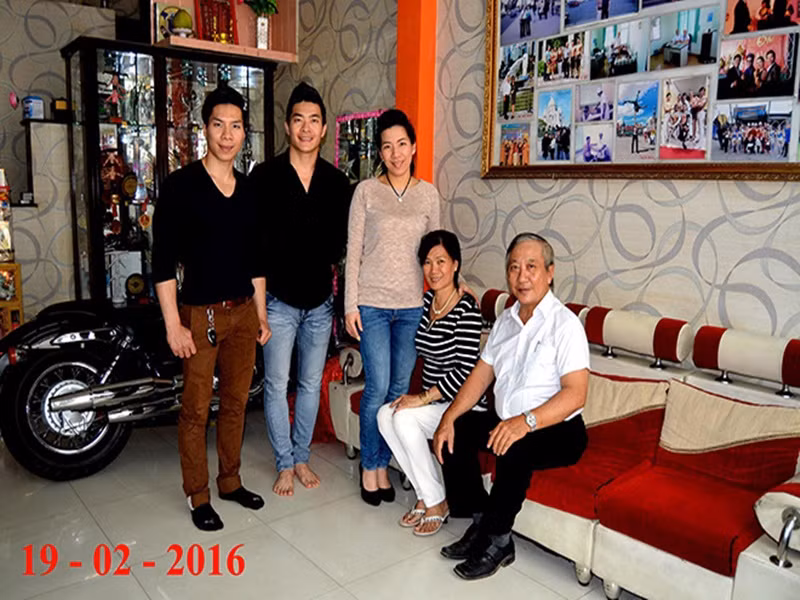 Mỹ Phụng chia sẻ trên Dân Việt, từ năm 18 tuổi, cô tham gia vào đoàn xiếc TP.HCM và cùng Quốc Cơ - Quốc Nghiệp biểu diễn khắp tỉnh thành Việt Nam và nước ngoài. Tuy nhiên, khi lập gia đình, vì nhiều vấn đề nên Mỹ Phụng đành tạm ngưng xiếc và sang Pháp định cư. Ảnh: Dân Việt