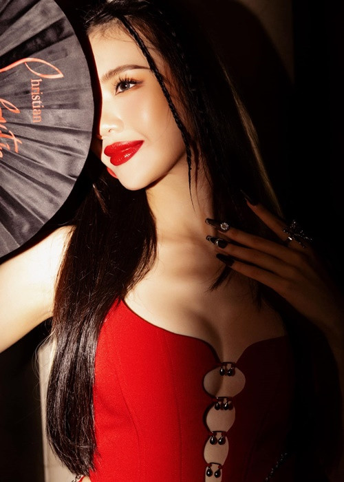 Năm 2019, trong cuộc phỏng vấn trên Vietnamnet, Quỳnh Hoa cho biết, cô bị rất nhiều đại gia gạ gẫm, thậm chí có người muốn trả 1 triệu USD để ngã giá. Trước những lời gạ tình, chân dài luôn từ chối.