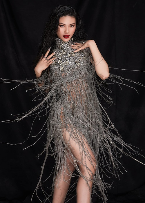 Vẻ gợi cảm của chân dài 9x luôn thu hút người đối diện.