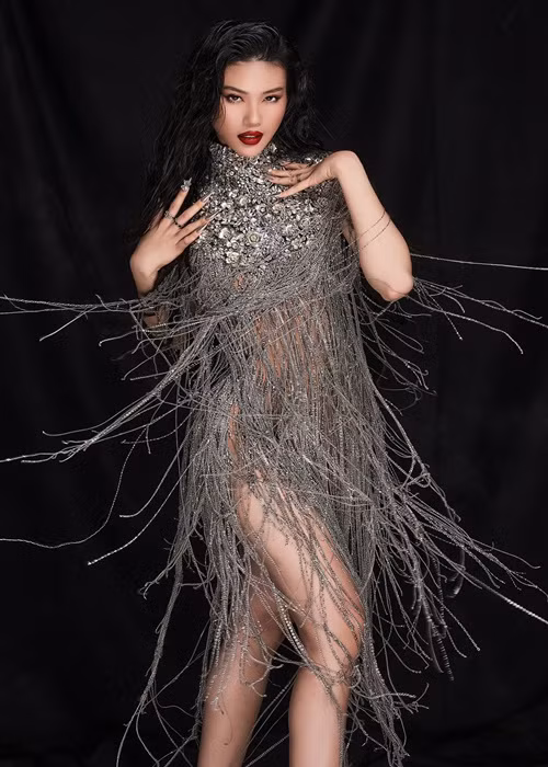 Vẻ gợi cảm của chân dài 9x luôn thu hút người đối diện.