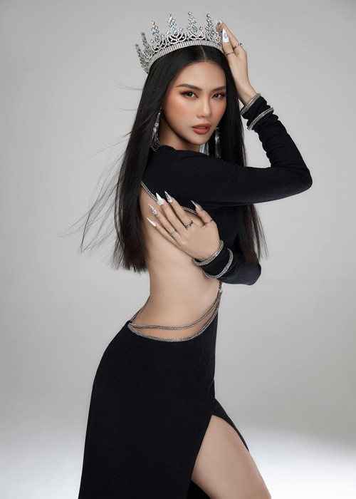 Quỳnh Hoa tự tin phô diễn vóc dáng với trang phục cắt xẻ táo bạo.