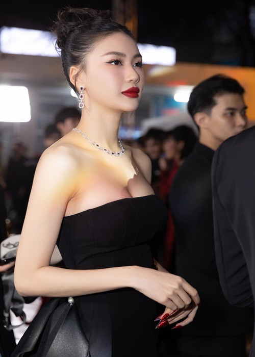 Mới đây, người đẹp chia sẻ, cô không dựa dẫm vào ai và là đại gia của chính mình.