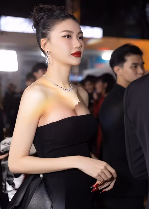 Mới đây, người đẹp chia sẻ, cô không dựa dẫm vào ai và là đại gia của chính mình.