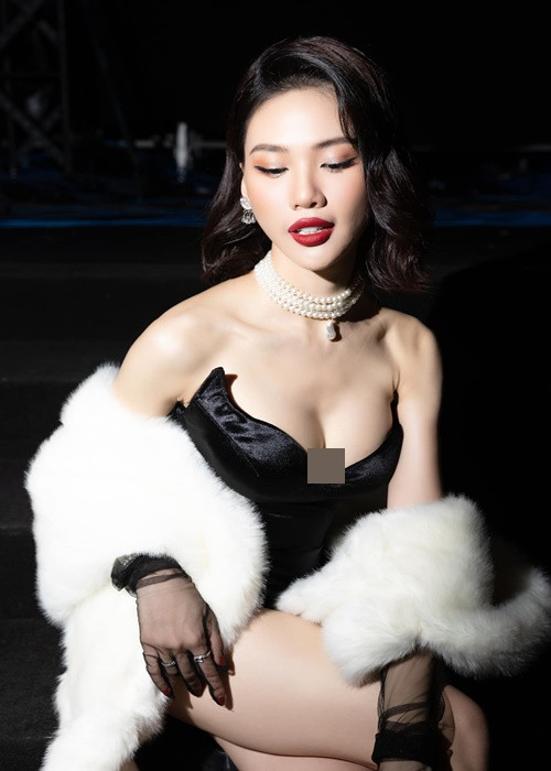 Siêu mẫu Quốc tế 2022 diện một mẫu thiết kế xẻ ngực sâu.