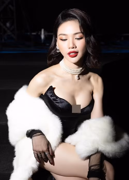 Siêu mẫu Quốc tế 2022 diện một mẫu thiết kế xẻ ngực sâu.