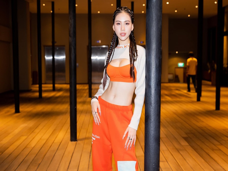 Siêu mẫu Quỳnh Hoa hiện tại được nhiều nhà thiết kế chọn làm first face, vedette tại các show thời trang và đảm nhận vai trò giám khảo cuộc thi nhan sắc.