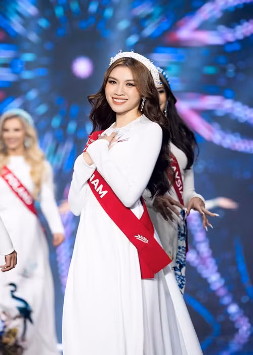 Nữ MC thướt tha duyên dáng. Ảnh: Miss Charm Vietnam