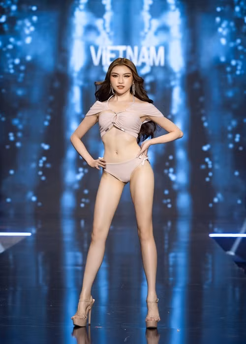 Ở phần thi áo tắm bán kết Miss Charm 2023, đại diện Việt Nam khoe vóc dáng gợi cảm với mẫu áo tắm hai mảnh. Ảnh: Miss Charm Vietnam