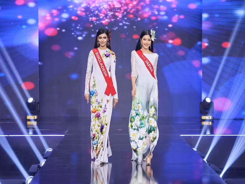 Ban tổ chức Miss Charm 2023 vừa công bố hình ảnh bán kết cuộc thi. 38 thí sinh trải qua phần thi trình diễn trang phục áo dài, dạ hội, áo tắm và trang phục dân tộc. Ảnh: Miss Charm