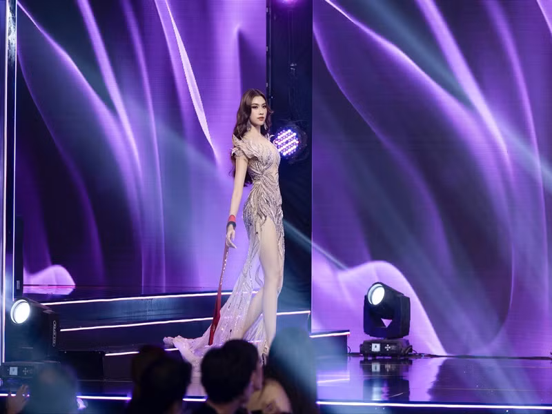 Thanh Thanh Huyền diện váy dạ hội lấy cảm hứng từ phượng hoàng tái sinh. Ảnh: Miss Charm Vietnam