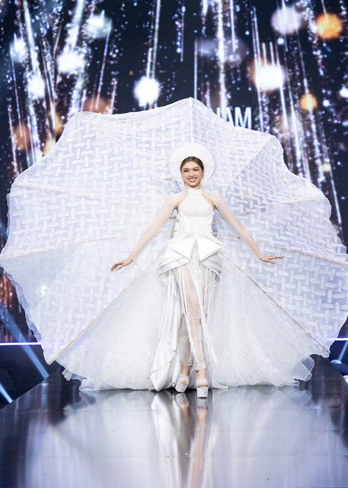 Đại diện Việt Nam mang đến thiết kế "Bánh tráng" ở phần thi trang phục dân tộc. Ảnh: Miss Charm Vietnam