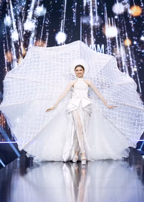 Đại diện Việt Nam mang đến thiết kế "Bánh tráng" ở phần thi trang phục dân tộc. Ảnh: Miss Charm Vietnam