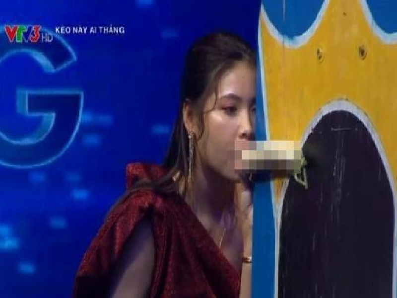 Phía nhà sản xuất "Kèo này ai thắng" phủ nhận cố tình tạo chi tiết phản cảm để câu view. Việc lựa chọn các đồ vật, dụng cụ phục vụ thử thách như củ cải trắng là quyết định của người chơi và nhà sản xuất không can thiệp tới. Ảnh: Vietnamnet