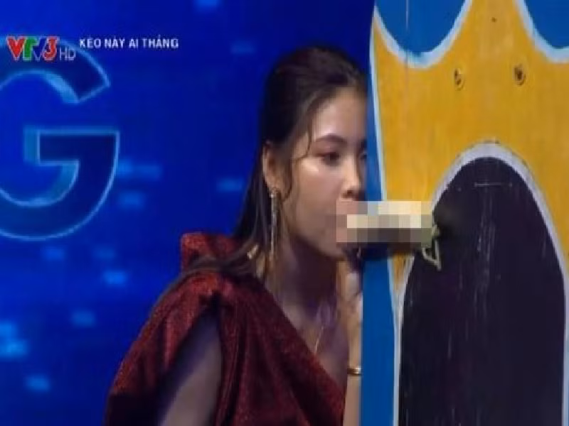 Phía nhà sản xuất "Kèo này ai thắng" phủ nhận cố tình tạo chi tiết phản cảm để câu view. Việc lựa chọn các đồ vật, dụng cụ phục vụ thử thách như củ cải trắng là quyết định của người chơi và nhà sản xuất không can thiệp tới. Ảnh: Vietnamnet