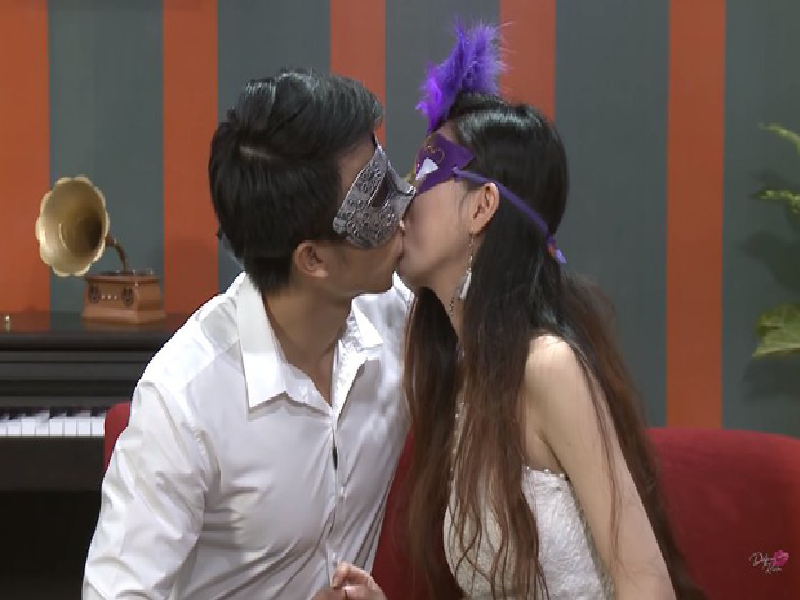 Gameshow "Date and Kiss" (tạm dịch Hẹn hò và hôn) bị ném đá dữ dội khi các cô gái hay chàng trai sau màn giới thiệu vô cùng ngắn gọn đã sẵn sàng ôm ấp, sờ soạng. Ảnh: Người lao động