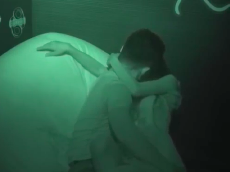 "Date and Kiss" bị ngừng chiếu nhưng hệ quả để lại với người chơi không nhỏ. Theo Người lao động, vũ công T.M - nhân vật nữ của chương trình bị cha ruột từ mặt. Ảnh: Người lao động