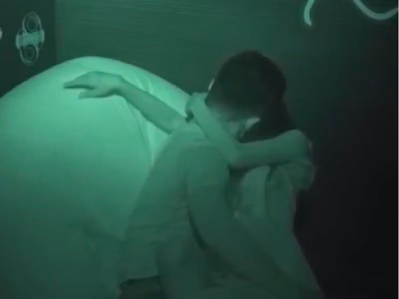 "Date and Kiss" bị ngừng chiếu nhưng hệ quả để lại với người chơi không nhỏ. Theo Người lao động, vũ công T.M - nhân vật nữ của chương trình bị cha ruột từ mặt. Ảnh: Người lao động