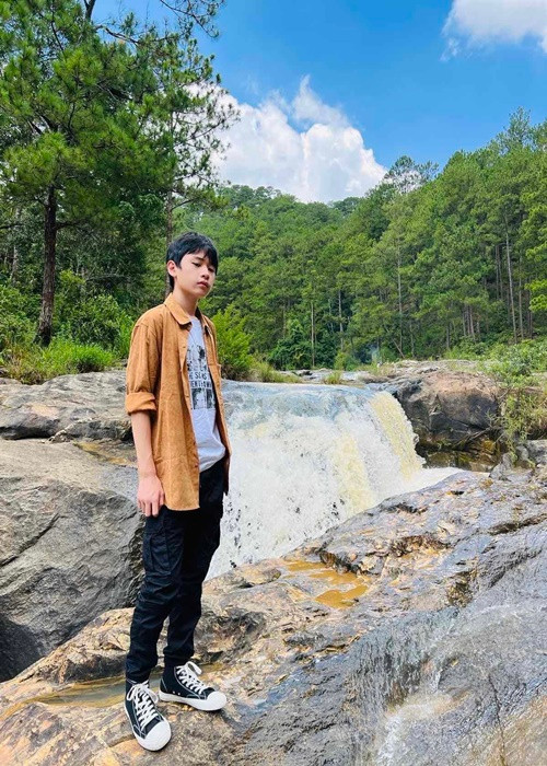 Chiều cao của Duy Anh là 1m74. Ngày nhỏ, cậu nhóc làm mẫu nhí. Tuy nhiên, khi lớn lên, Duy Anh không thích chụp ảnh nhiều.