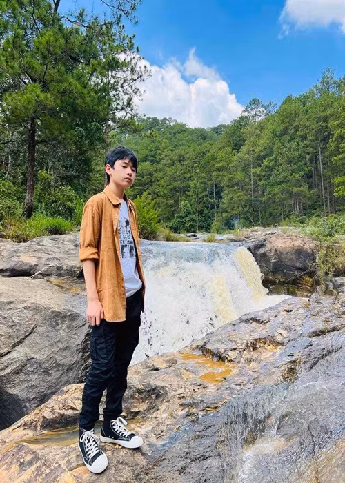 Chiều cao của Duy Anh là 1m74. Ngày nhỏ, cậu nhóc làm mẫu nhí. Tuy nhiên, khi lớn lên, Duy Anh không thích chụp ảnh nhiều.