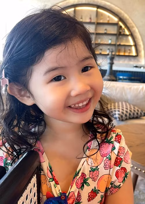 Bé Hera sở hữu mái tóc dài, gương mặt vô cùng đáng yêu.